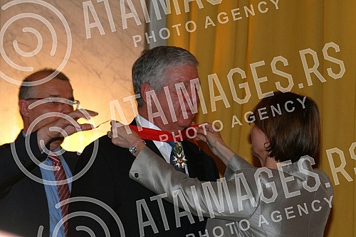 Dekretom predsednika Republike Francuske, Fransoa Olanda, prestolonaslednik Aleksandar Karadjordjevic odlikovan je najvisim francuskim odlikovanjem, ordenom Legije casti u rangu komandira. Orden urucila ambasadorka Republike Francuske u Srbiji Kristi