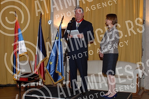 Dekretom predsednika Republike Francuske, Fransoa Olanda, prestolonaslednik Aleksandar Karadjordjevic odlikovan je najvisim francuskim odlikovanjem, ordenom Legije casti u rangu komandira. Orden urucila ambasadorka Republike Francuske u Srbiji Kristi