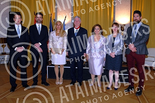 Dekretom predsednika Republike Francuske, Fransoa Olanda, prestolonaslednik Aleksandar Karadjordjevic odlikovan je najvisim francuskim odlikovanjem, ordenom Legije casti u rangu komandira. Orden urucila ambasadorka Republike Francuske u Srbiji Kristi