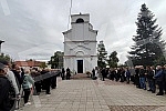 Family, friends, colleagues began to gather in the Church of the Holy Trinity in Kumodraz to pay their last respects to the late actor Milan Lanet Gutovic and to send him to eternal rest.Porodica, prijatelji, kolege poceli su da se okupljaju u Crkv