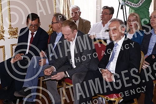 An alternative Labor Law, organized by the United Trade Unions of Serbia Sloga, was presented at the Hotel Moskva.U hotelu Moskva je predstavljen je alternativni Zakon o radu, u organizaciji udruzenih sindikata Srbije Sloga.