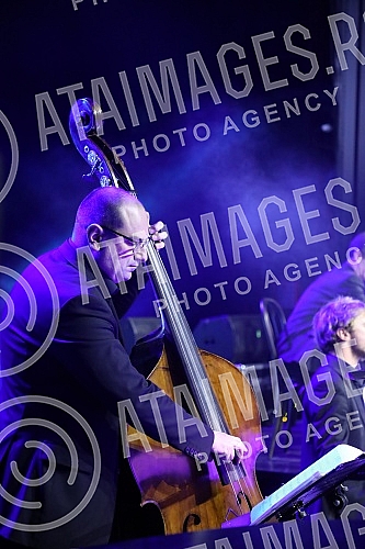 Organized by the Center of Belgrade Festivals (CEBEF) in the Kombank Hall was held a concert 