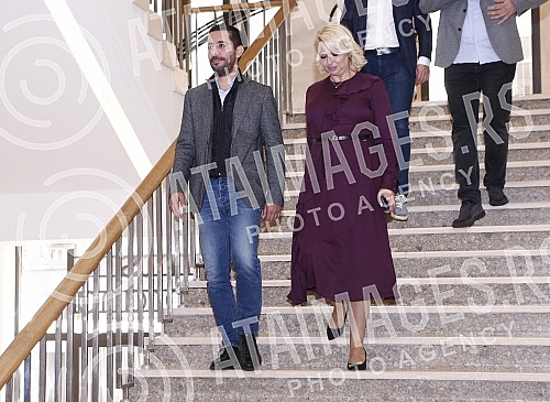 The Serbian Progressive Party held a session of the Main Board, which was preceded by a session of the SNS Presidency.Srpska napredna stranka odrzala j sednicu Glavnog odbora, kojoj je prethodila sednica Predsednistva SNS.