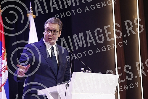 The Serbian Progressive Party held a session of the Main Board, which was preceded by a session of the SNS Presidency.Srpska napredna stranka odrzala j sednicu Glavnog odbora, kojoj je prethodila sednica Predsednistva SNS.