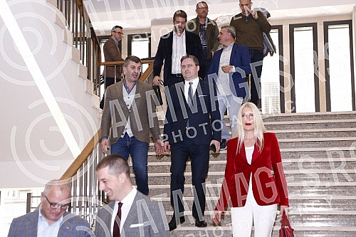 The Serbian Progressive Party held a session of the Main Board, which was preceded by a session of the SNS Presidency.Srpska napredna stranka odrzala j sednicu Glavnog odbora, kojoj je prethodila sednica Predsednistva SNS.