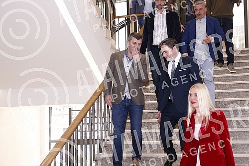 The Serbian Progressive Party held a session of the Main Board, which was preceded by a session of the SNS Presidency.Srpska napredna stranka odrzala j sednicu Glavnog odbora, kojoj je prethodila sednica Predsednistva SNS.