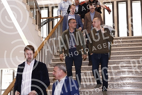 The Serbian Progressive Party held a session of the Main Board, which was preceded by a session of the SNS Presidency.Srpska napredna stranka odrzala j sednicu Glavnog odbora, kojoj je prethodila sednica Predsednistva SNS.