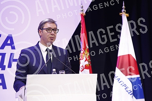 The Serbian Progressive Party held a session of the Main Board, which was preceded by a session of the SNS Presidency.Srpska napredna stranka odrzala j sednicu Glavnog odbora, kojoj je prethodila sednica Predsednistva SNS.