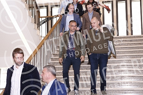 The Serbian Progressive Party held a session of the Main Board, which was preceded by a session of the SNS Presidency.Srpska napredna stranka odrzala j sednicu Glavnog odbora, kojoj je prethodila sednica Predsednistva SNS.