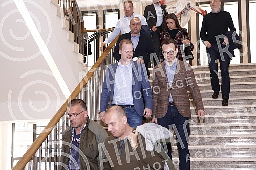 The Serbian Progressive Party held a session of the Main Board, which was preceded by a session of the SNS Presidency.Srpska napredna stranka odrzala j sednicu Glavnog odbora, kojoj je prethodila sednica Predsednistva SNS.