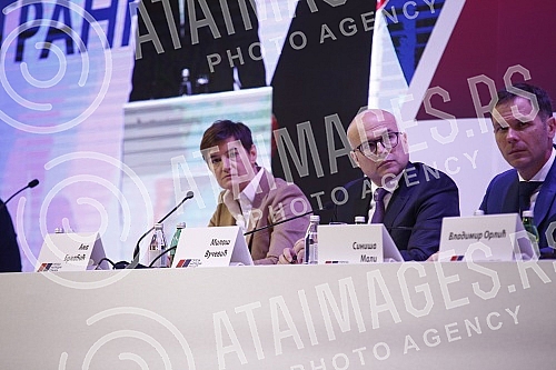 The Serbian Progressive Party held a session of the Main Board, which was preceded by a session of the SNS Presidency.Srpska napredna stranka odrzala j sednicu Glavnog odbora, kojoj je prethodila sednica Predsednistva SNS.