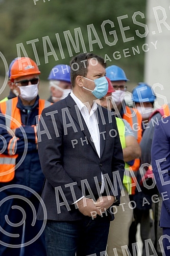The President of the Republic of Serbia, Aleksandar Vucic, visited the works on the construction of the Belgrade-Budapest express railway (Stara Pazova-Novi Sad section).Predsednik Republike Srbije Aleksandar Vucic obisao je radove na izgradnji brze