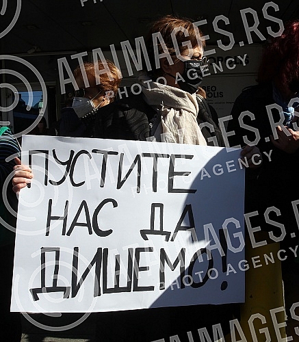 Citizens in front of the Youth center are protesting against the polluted air. Gradjani ispred Doma omladine protestvuju protiv zaadjenog vazduha.