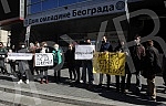 Citizens in front of the Youth center are protesting against the polluted air. Gradjani ispred Doma omladine protestvuju protiv zaadjenog vazduha.