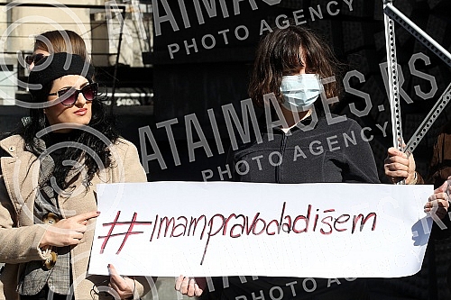 Citizens in front of the Youth center are protesting against the polluted air. Gradjani ispred Doma omladine protestvuju protiv zaadjenog vazduha.