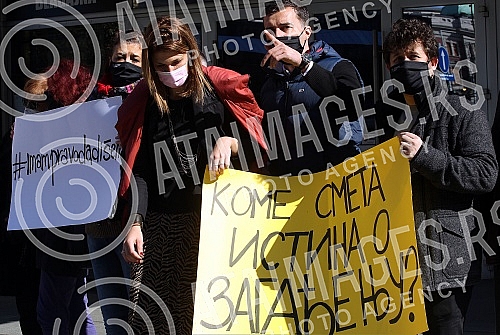 Citizens in front of the Youth center are protesting against the polluted air. Gradjani ispred Doma omladine protestvuju protiv zaadjenog vazduha.