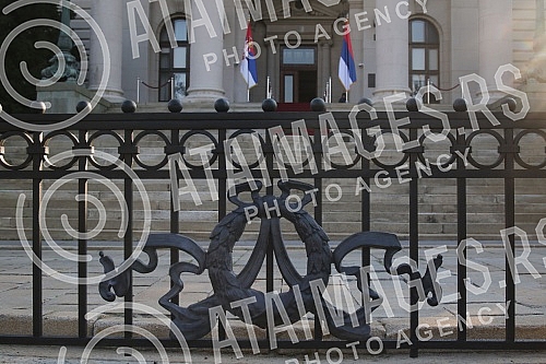 In front of the parliament building, a part of the assembly fence delivered from Northern Macedonia was handed over.Ispred zgrade parlamenta obavljena je primopredaja dela skupstinske ograde dopremljene iz Severne Makedonije. 