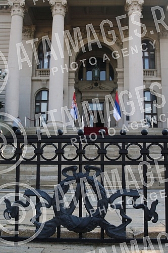 In front of the parliament building, a part of the assembly fence delivered from Northern Macedonia was handed over.Ispred zgrade parlamenta obavljena je primopredaja dela skupstinske ograde dopremljene iz Severne Makedonije. 