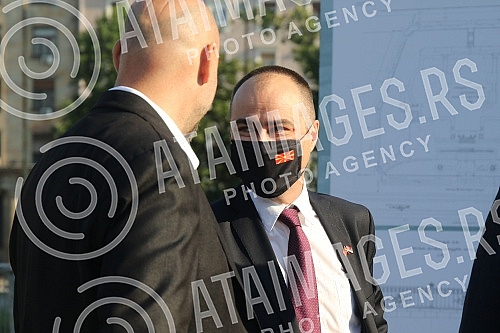 In front of the parliament building, a part of the assembly fence delivered from Northern Macedonia was handed over.Ispred zgrade parlamenta obavljena je primopredaja dela skupstinske ograde dopremljene iz Severne Makedonije. 