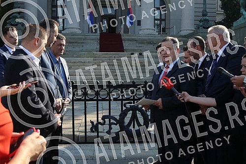 In front of the parliament building, a part of the assembly fence delivered from Northern Macedonia was handed over.Ispred zgrade parlamenta obavljena je primopredaja dela skupstinske ograde dopremljene iz Severne Makedonije. 