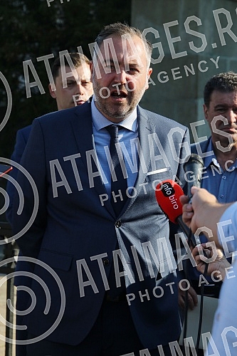 In front of the parliament building, a part of the assembly fence delivered from Northern Macedonia was handed over.Ispred zgrade parlamenta obavljena je primopredaja dela skupstinske ograde dopremljene iz Severne Makedonije. 