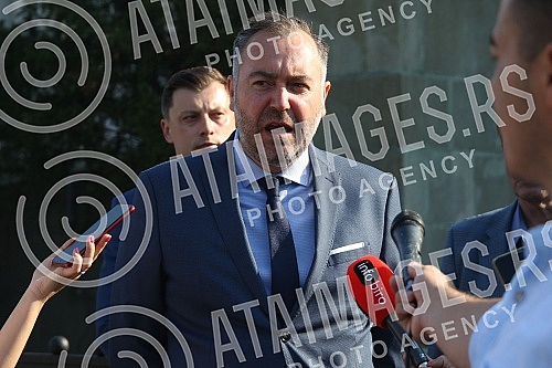 In front of the parliament building, a part of the assembly fence delivered from Northern Macedonia was handed over.Ispred zgrade parlamenta obavljena je primopredaja dela skupstinske ograde dopremljene iz Severne Makedonije. 