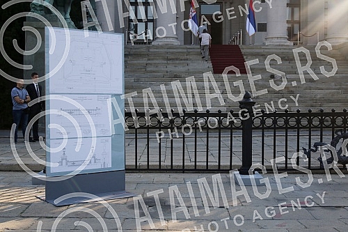 In front of the parliament building, a part of the assembly fence delivered from Northern Macedonia was handed over.Ispred zgrade parlamenta obavljena je primopredaja dela skupstinske ograde dopremljene iz Severne Makedonije. 