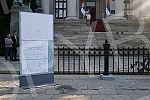 In front of the parliament building, a part of the assembly fence delivered from Northern Macedonia was handed over.Ispred zgrade parlamenta obavljena je primopredaja dela skupstinske ograde dopremljene iz Severne Makedonije. 