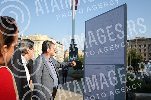 In front of the parliament building, a part of the assembly fence delivered from Northern Macedonia was handed over.Ispred zgrade parlamenta obavljena je primopredaja dela skupstinske ograde dopremljene iz Severne Makedonije. 