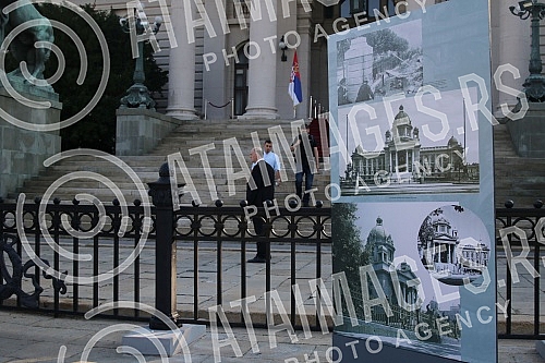 In front of the parliament building, a part of the assembly fence delivered from Northern Macedonia was handed over.Ispred zgrade parlamenta obavljena je primopredaja dela skupstinske ograde dopremljene iz Severne Makedonije. 