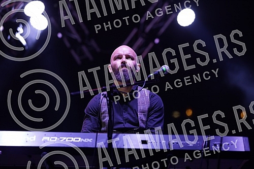 One of the most popular rock bands from Croatia, the group Vatra, appeared on the stage of the cult scene Tasmajdan before Massimo Savic.Jedan od najpopularnijih rok bendova iz Hrvatske grupa Vatra izasla je na binu kultne scene Tasmajdan pre Massi