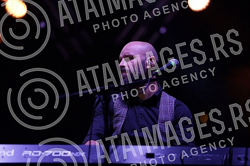 One of the most popular rock bands from Croatia, the group Vatra, appeared on the stage of the cult scene Tasmajdan before Massimo Savic.Jedan od najpopularnijih rok bendova iz Hrvatske grupa Vatra izasla je na binu kultne scene Tasmajdan pre Massi