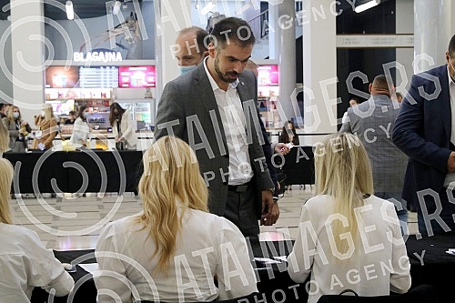 The session of the Main Board of the Serbian Progressive Party is being held in Kombank Hall.Sednica Glavnog odbor Srpske napredne stranke odrzava se u Kombank dvorani.