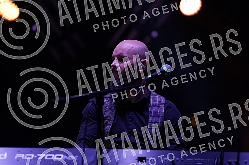 One of the most popular rock bands from Croatia, the group Vatra, appeared on the stage of the cult scene Tasmajdan before Massimo Savic.Jedan od najpopularnijih rok bendova iz Hrvatske grupa Vatra izasla je na binu kultne scene Tasmajdan pre Massi