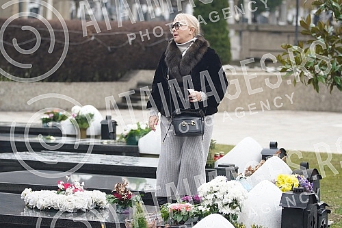 Gordana Saulic at the grave of Saban Saulic in the Alley of Merited Citizens at the New Cemetery.Gordana Saulic na grobu Sabana Saulica u Aleji zasluznih gradjana na Novom groblju.