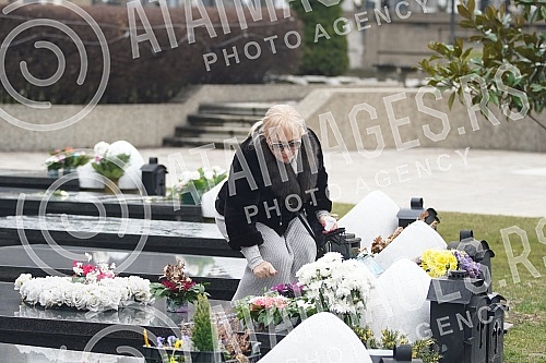 Gordana Saulic at the grave of Saban Saulic in the Alley of Merited Citizens at the New Cemetery.Gordana Saulic na grobu Sabana Saulica u Aleji zasluznih gradjana na Novom groblju.