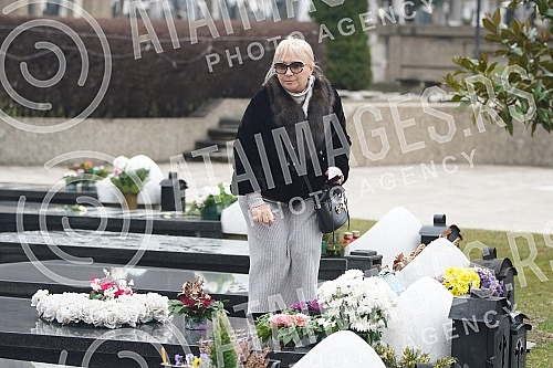 Gordana Saulic at the grave of Saban Saulic in the Alley of Merited Citizens at the New Cemetery.Gordana Saulic na grobu Sabana Saulica u Aleji zasluznih gradjana na Novom groblju.