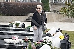 Gordana Saulic at the grave of Saban Saulic in the Alley of Merited Citizens at the New Cemetery.Gordana Saulic na grobu Sabana Saulica u Aleji zasluznih gradjana na Novom groblju.