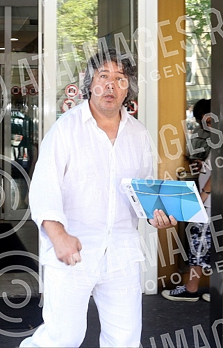 Vanja Milosevic, boyfriend of Snezana Djurisic in front of hospital.Vanja Milosevic, decko Snezane Djurisic ispred porodilista Narodni front.