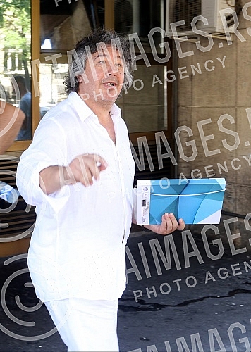 Vanja Milosevic, boyfriend of Snezana Djurisic in front of hospital.Vanja Milosevic, decko Snezane Djurisic ispred porodilista Narodni front.