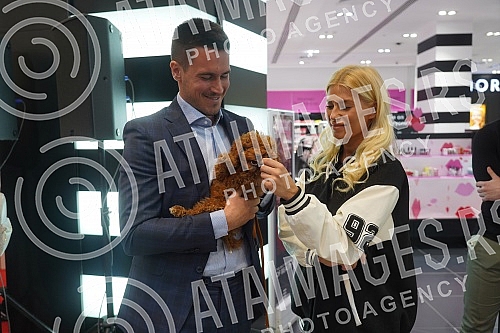 The draw for the upcoming Serbia Open tennis tournament was held at the Big Shopping Center in Karaburma.U Big shopping centru na Karaburmi odrzano je zrebanju za predstojeci  teniski turnir Serbia Open.