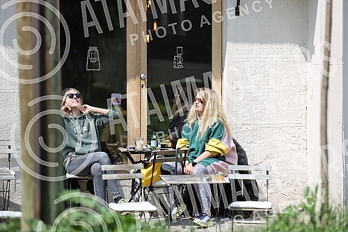 Director Jana Maricic and actress Hristina Popovic are enjoying Saturday with coffee in a cafe in the city center.Rediteljka Jana Maricic i glumica Hristina Popovic uzivaju u subotnjem danu uz kafu u kaficu u centru grada.