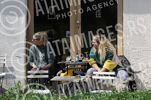 Director Jana Maricic and actress Hristina Popovic are enjoying Saturday with coffee in a cafe in the city center.Rediteljka Jana Maricic i glumica Hristina Popovic uzivaju u subotnjem danu uz kafu u kaficu u centru grada.