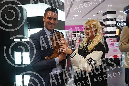 The draw for the upcoming Serbia Open tennis tournament was held at the Big Shopping Center in Karaburma.U Big shopping centru na Karaburmi odrzano je zrebanju za predstojeci  teniski turnir Serbia Open.