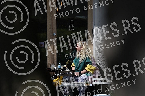 Director Jana Maricic and actress Hristina Popovic are enjoying Saturday with coffee in a cafe in the city center.Rediteljka Jana Maricic i glumica Hristina Popovic uzivaju u subotnjem danu uz kafu u kaficu u centru grada.