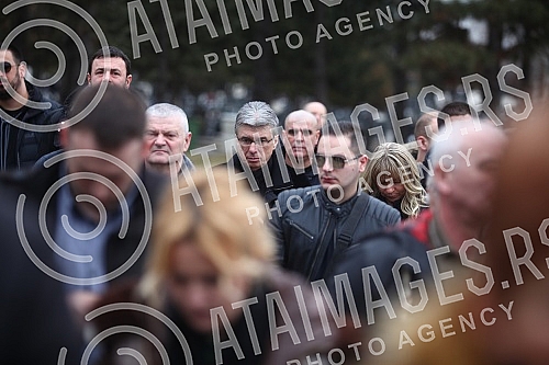 Buried Slavoljub Stavric - Stavre, show business manager in New Bezanijsko cemetery.Sahrana Slavoljuba Stavrica - Stavre, estradnog menadzera na Novom Bezanijskom groblju.