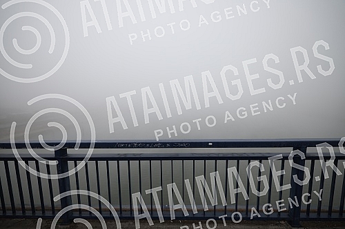 City pollution mixed with morning fog, Belgrade cityscape.Zagadjenje grada pomesano sa jutarnjom maglom, gradski pejzaz Beograda.
