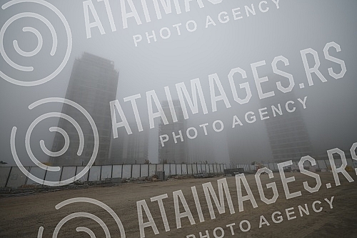 City pollution mixed with morning fog, Belgrade cityscape.Zagadjenje grada pomesano sa jutarnjom maglom, gradski pejzaz Beograda.