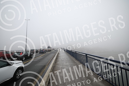 City pollution mixed with morning fog, Belgrade cityscape.Zagadjenje grada pomesano sa jutarnjom maglom, gradski pejzaz Beograda.