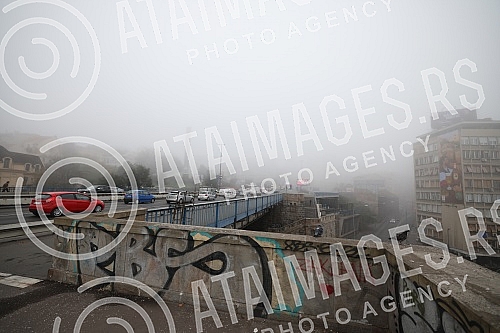 City pollution mixed with morning fog, Belgrade cityscape.Zagadjenje grada pomesano sa jutarnjom maglom, gradski pejzaz Beograda.